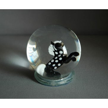 Snow ball and black horse figurine www.sklenenevyrobky.cz