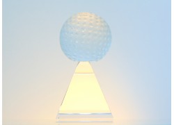 Golfball auf einer Pyramide  www.sklenenevyrobky.cz
