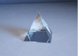 Pyramida křišťálová  60 mm čirá