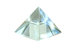Pyramida 3cm ze skla www.sklenenevyrobky.cz