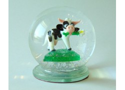 Snow globe cow on pasture www.bohemia-glass-products.com
