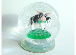 Snow globe cow on pasture www.bohemia-glass-products.com