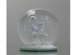 Sněžící koule 6cm - bílá labuť s korunkou www.sklenenevyrobky.cz