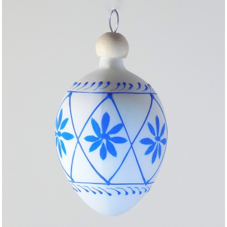 Malované vajíčko bílé s modrým dekorem a dřevěnou záponkou www.sklenenevyrobky.cz