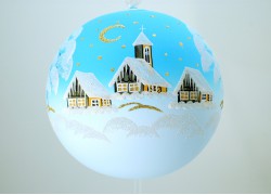 Vánoční koule, 20cm, světle modrá, s vánoční krajinou www.sklenenevyrobky.cz