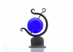Globus 60mm v kovářském stojanu v modré barvě www.sklenenevyrobky.cz